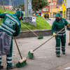 Foto que muestra operadores de aseo barriendo las calles.