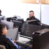 Foto que muestra personas trabajando frente a computadores 