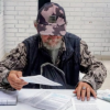 Imagen de un adulto mayor leyendo