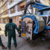 Foto que muestra trabajadores del Acueducto de Bogotá junto a un carro 