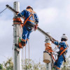 Foto que muestra dos personas con uniforme de Enel Colombia