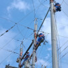Foto que muestra dos personas con el uniforme de Enel Colombia trabajando en una antena de energía