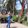 Foto que muestra dos personas con el uniforme de Enel Colombia realizando labores de mantenimiento
