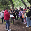 Imagen de varias personas en un bosque