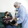 Foto de una enfermera atendiendo a un paciente 