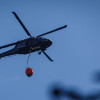 Helicóptero con el sistema Bambi Bucket