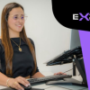 Imagen de una mujer al frente de un computador