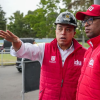 Foto de Orlando Molano, director del IDU, junto a otra persona en una vía de Bogotá