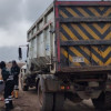 Foto que muestra una volqueta y una persona colocando residuos 