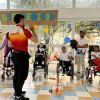 Foto que muestra a niños con discapacidad en una clase 
