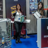 Dos mujeres en un stand de la feria NextCar 2026