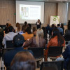 Personas reunidas en un auditorio