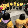 Imagen de funcionarios de integración social en un parque