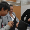 Imagen de un niño viendo un computador entregado por el alcalde Galán