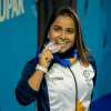 Sara Vargas exhibe medalla obtenida para Colombia en los Juegos Parasuramericanos Valledupar 2026 durante ceremonia de premiación.