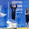 Deportistas reciben medallas durante ceremonia de premiación de los Juegos Centroamericanos y del Caribe Santo Domingo 2026, sobre el podio frente al panel oficial del evento.