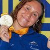 Jasmín Pistelli exhibe medalla de oro ganada en los 200 metros espalda del Campeonato Panamericano de Natación Carreras en Ibagué 2026.