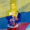 Paradeportista del Equipo Bogotá participa en ceremonia de premiación de los Juegos Parasuramericanos Valledupar 2026, con la bandera de Colombia superpuesta durante la interpretación del himno nacional.