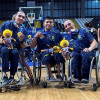 Deportistas del Equipo Bogotá celebran medallas obtenidas para Colombia en los Juegos Parasuramericanos Valledupar 2026 durante competencia de baloncesto en silla de ruedas.