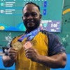 Fabio Torres, del Equipo Bogotá de parapowerlifting, exhibe medalla de oro obtenida en los II Juegos Parasuramericanos Valledupar 2026