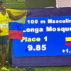Ronal Longa celebra victoria 100 metros con bandera y marcador electrónico iluminado