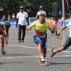 Patinadores de velocidad de Colombia, Venezuela, México y El Salvador compiten en la llegada de una prueba sobre pista asfaltada durante los Juegos Centroamericanos y del Caribe Santo Domingo 2026.