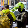 Policía pidiendo a un ciudadano que se identifique.