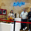 Foto de dos personas en la exposición de arte en Bogotá