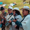 Imagen de cuatro artistas con guitarras, ruanas y sombreros