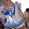 Bailarines con trajes folclóricos y mariachis realizan una presentación cultural al aire libre frente a una edificación de ladrillo durante lanzamiento del Festival de Verano 2026 en Bogotá.