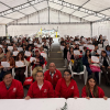 Imagen de los emprendedores con sus certifcados en mano