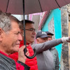 Personas participan en recorrido comunitario con el IDIGER bajo la lluvia durante jornada de diálogo sobre gestión del riesgo en Bogotá.
