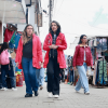 Adriana Soto, secretaria de Ambiente, recorre junto a su equipo de trabajo el sector 20 de Julio durante una jornada de diálogo comunitario sobre asuntos ambientales.