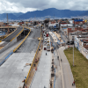 Foto que muestra un puente en obra y vehículos andando por la vía 