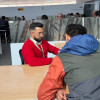 Un funcionario de la DIAN atendiendo a un ciudadano 