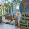 Mesa educativa sobre sismos con maquetas, globo terráqueo y cartel con texto “La tierra se mueve Bogotá se prepara!”.
