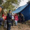 Policías y autoridades en sendero de Monserrate realizan operativo de sellamiento de estructura cubierta con lona azul y vegetación alrededor.