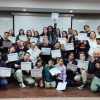 Imagen de un grupo de personas con certificado de cursos en BibloRed