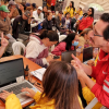Imagen de funcionarios de integración social hablando con personas