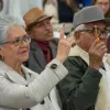 Imagen de personas mayores participando en una reunión