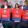 La primera dama, Carolina Deik, con representantes de los diferentes programas y empresas mostrando la camiseta de la Bimbo Global Race (BGR)
