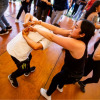 Im<gen de varias personas tomando clases de baile.