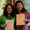 María Claudia García Dávila, directora del Jardín Botánico de Bogotá y Sandra Valenzuela, directora de WWF Colombia, sostienen documentos de cooperación durante la firma de una alianza estratégica para impulsar acciones conjuntas de conservación ambiental y biodiversidad.