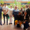 Grupo de participantes, personal técnico y comunidad reunidos en espacio del Jardín Botánico durante lanzamiento de célula de producción de hongos comestibles.