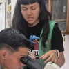 Imagen de un joven mirando por un microscopio 