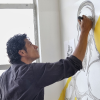 Imagen de un hombre pintando en una pared