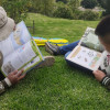 Imagen de niños leyendo libros al aire libre en un parque de Bogotá.