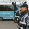 Foto de un agente de tránsito en una vía de Bogotá.