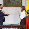 Imagen de María Fernanda Ortiz con la mano levantada durante la posesión