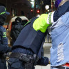 Un Policía requisando a un ciudadano
